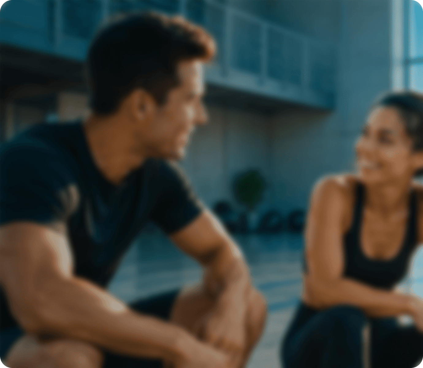 Coach und Kundin im Fitnessstudio